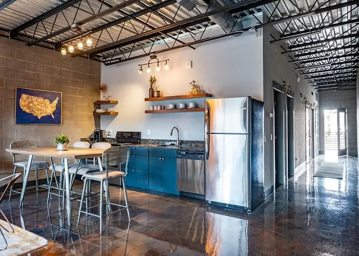 Airport Hotel: The Nelson Inn